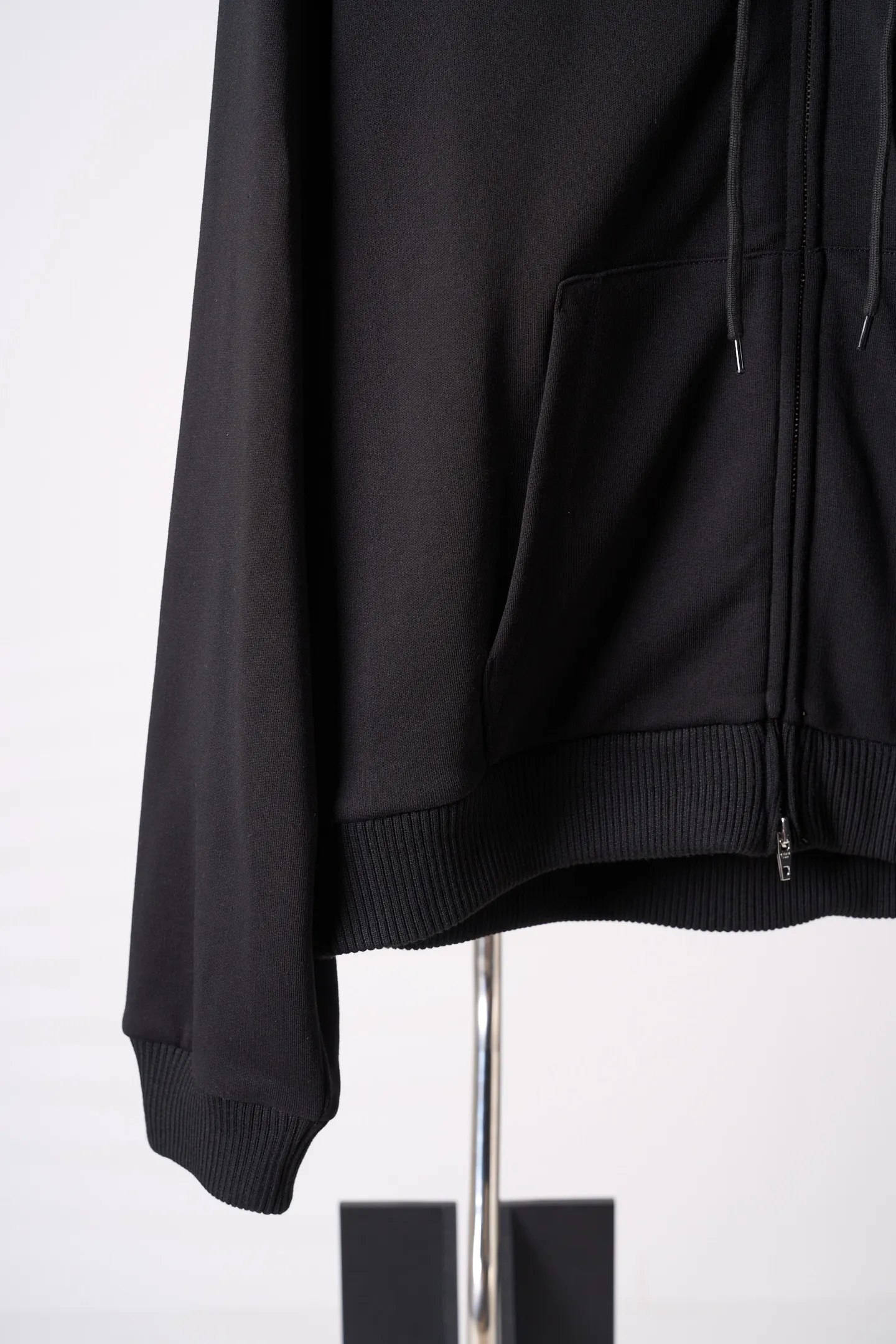 [Real auction] Celine/Celine printed zipper jacket [In Stock] S M L The contrasting color of White is restrained and distinct. The uninhibited style of the street is condensed into the details of the body. The drawstring hood is paired with a full metal zipper. The kangaroo pockets and ribbed edges are neat and neat. The loose shoulder silhouette combines street casualness with French family heritage. It interprets the romantic style of high-luxury streets. Glue printing is used. The chest printing has been modified three times with the film screen. Use glue liquid paint to print the pattern on the fabric. Bake the fabric to fix the printed pattern. The fabric has been fermented and washed for a better hand feel. Not easy to deform, not easy to shrink, not easy to fade, maintain long-term beauty, loose fit